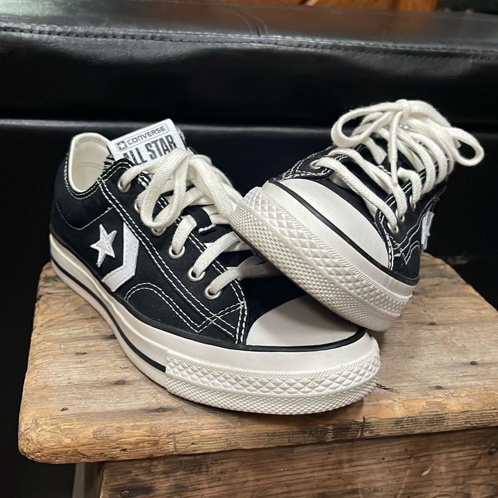 Black & White One Star Player 76 Converse low profile shoe.
Women’s size 7